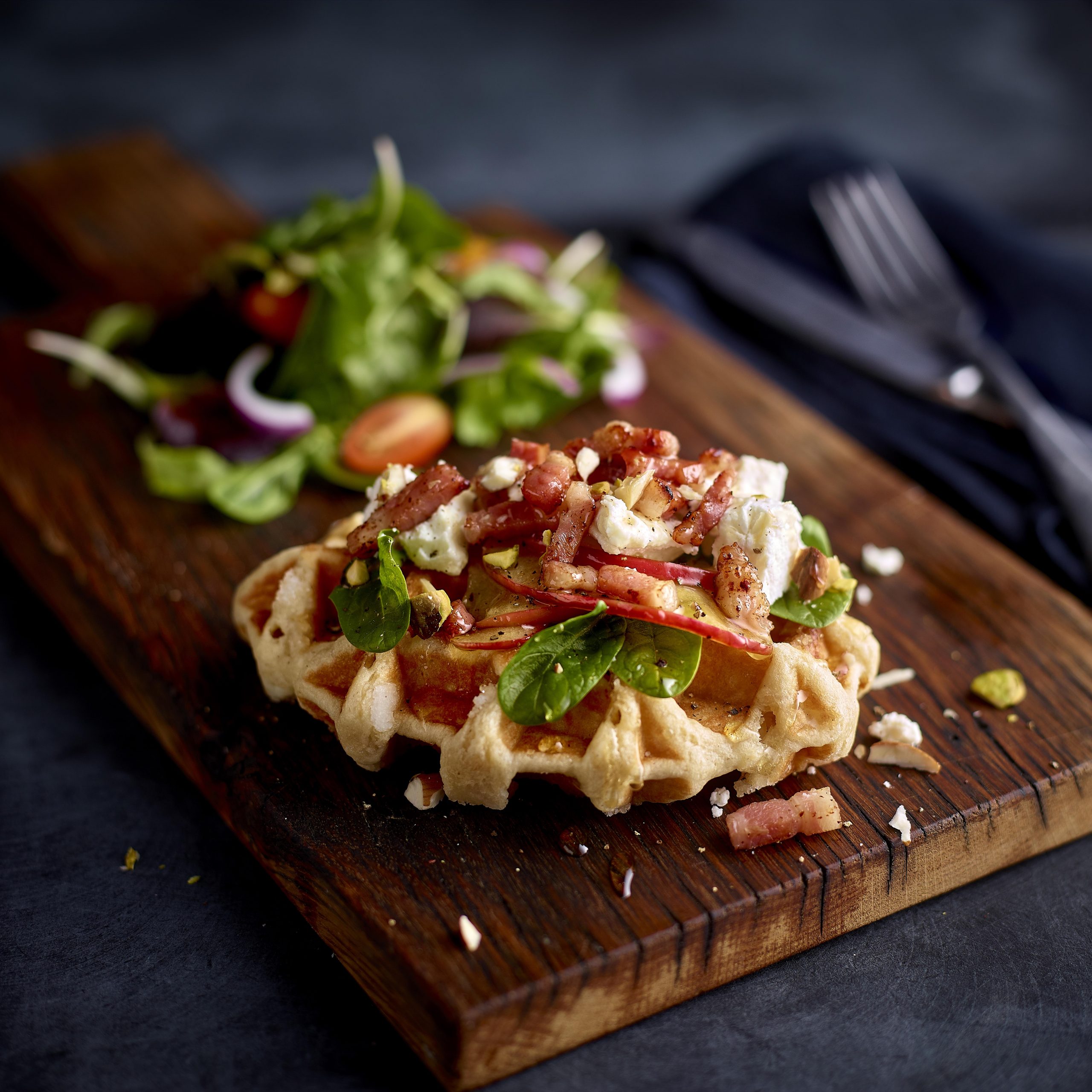 Gaufre au sucre avec fromage de chèvre, lardons grillés, épinards et noix